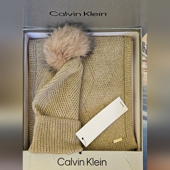 Calvin Klein Knit Beanie with Pom Pom & Scarf Set NIB - Picture 6 of 8